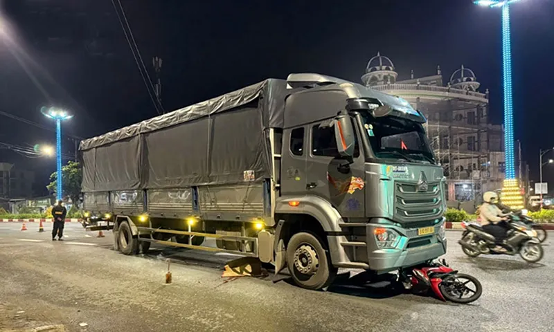 Nam thanh niên tử vong tại chỗ sau va chạm ô tô tải