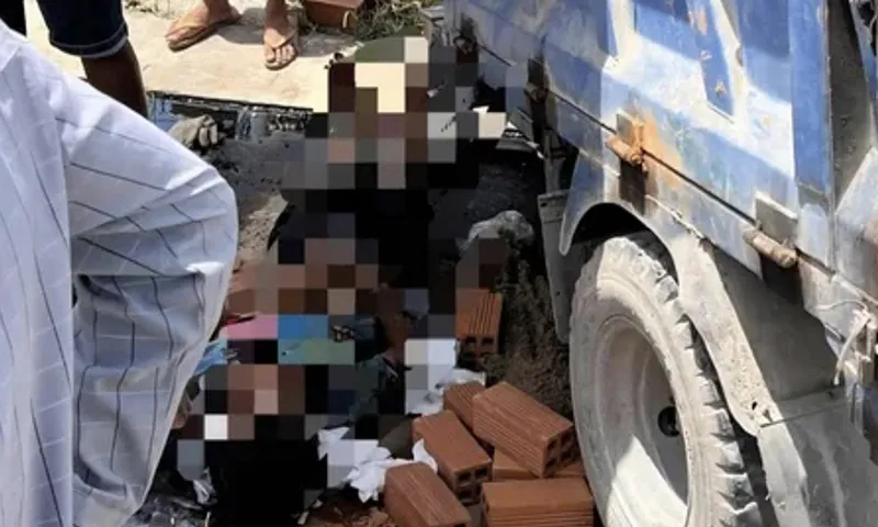 Xe ba gác chở gạch bị lật, tài xế tử vong thương tâm