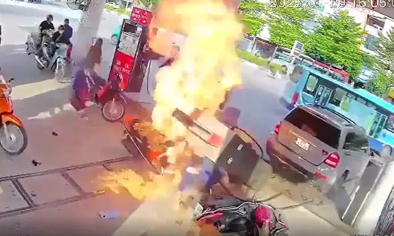 Clip: Cảnh ôtô lùi xe làm đổ trụ bơm xăng, gây cháy dữ dội
