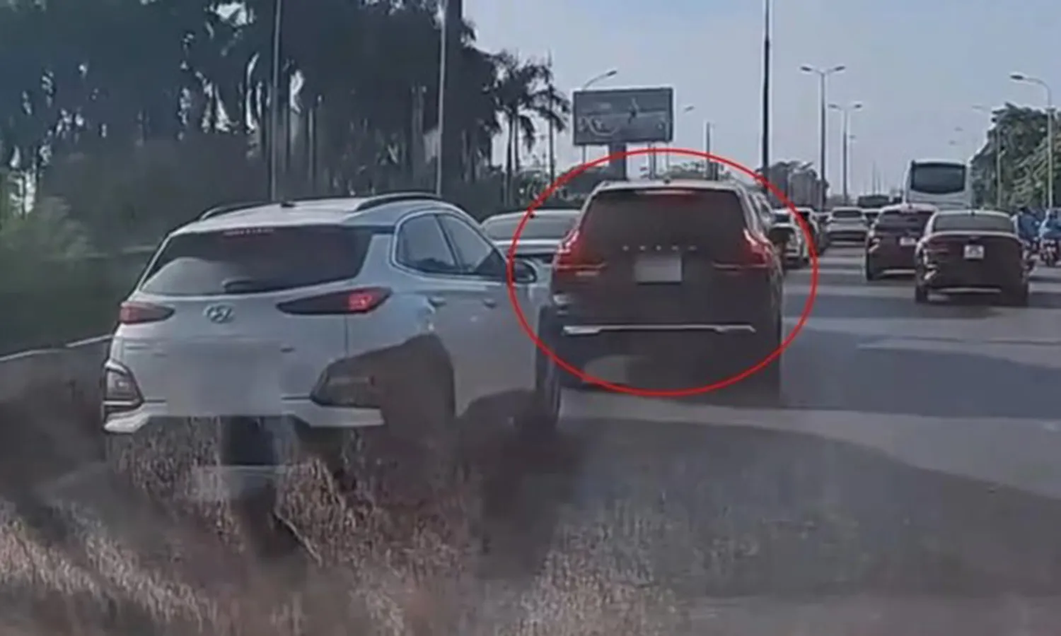 Clip: nhập làn ẩu, xe xịn bị tông móp đuôi