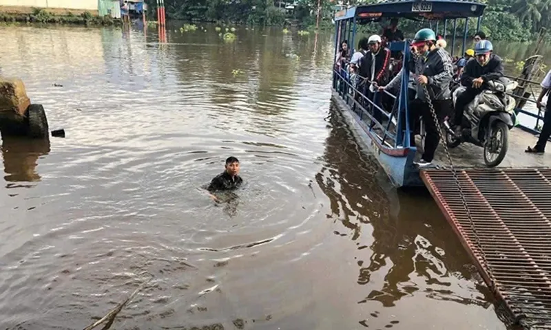 Học sinh chạy xe đạp điện rớt xuống sông được cứu sống