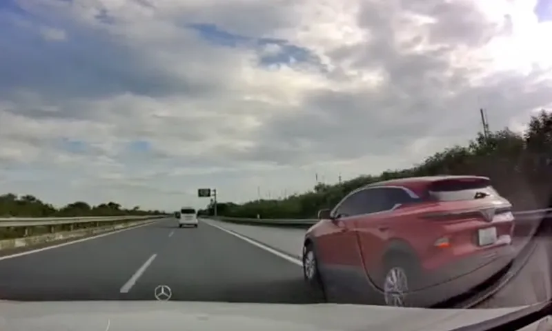 Clip: Tài xế xe con chạy vào làn khẩn cấp cao tốc bị phạt 5 triệu, trừ 2 điểm bằng lái