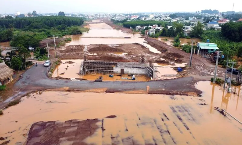 Một đoạn cao tốc Biên Hòa - Vũng Tài gây ngập nhà dân tại khu phố Miễu, phường Phước Tân - Ảnh TTO