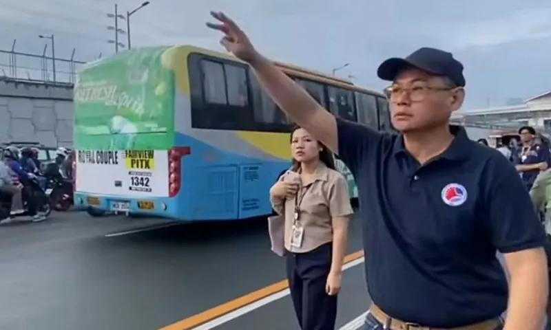 Quyền Bộ trưởng Giao thông Vận tải Philippines Giovanni Lopez đang bắt xe buýt ở Manila - Ảnh Facebook Bộ Giao thông Vận tải Philippines