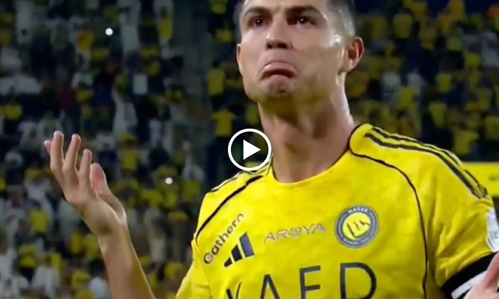 VIDEO: Ronaldo đáp trả fan đối thủ hô tên Messi sau khi lập cú đúp
