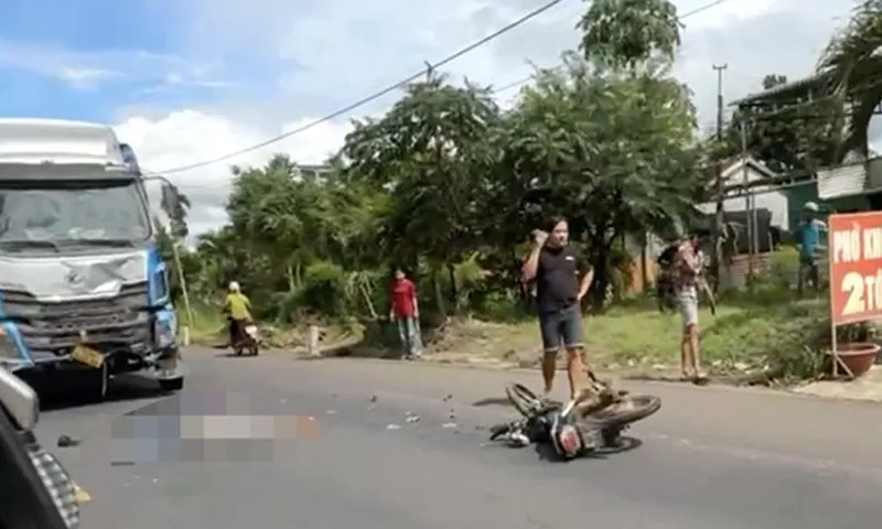 Va chạm theo chiều đối đầu với xe tải, hai thanh niên tử vong