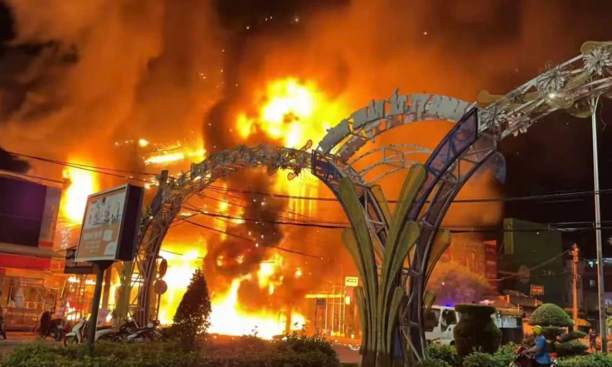 Cháy lớn tại Cà Mau: 2 căn nhà bị thiêu rụi, 1 ngân hàng hư hại