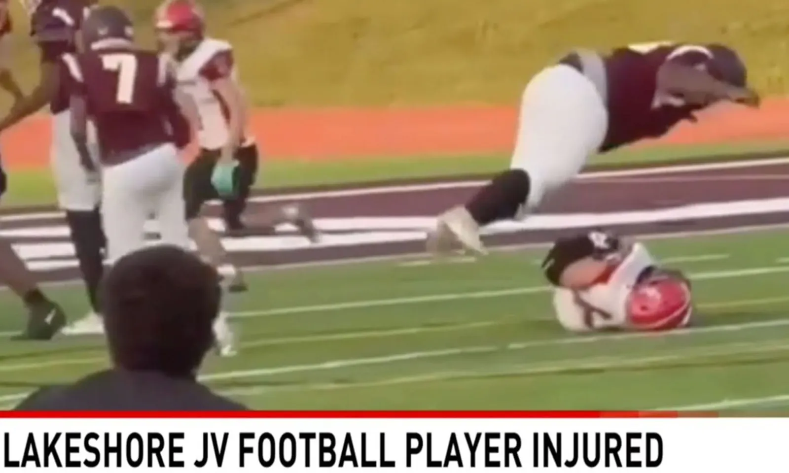 Bị vận động viên to gấp đôi đè bẹp, một cầu thủ bóng bầu dục gãy xương sống