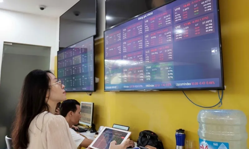 Chứng khoán Việt Nam lao dốc 