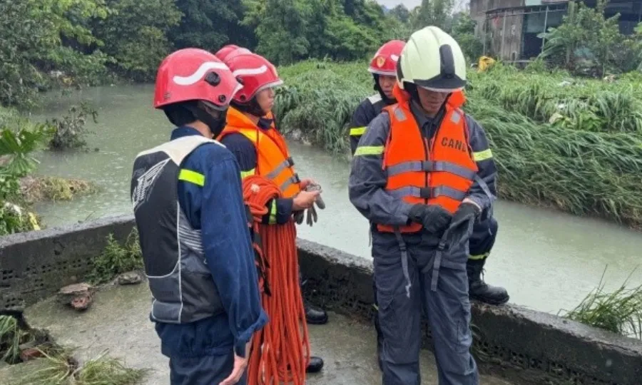 Đồng Nai: Taxi bị cuốn trôi khi qua cầu, tài xế thoát nạn