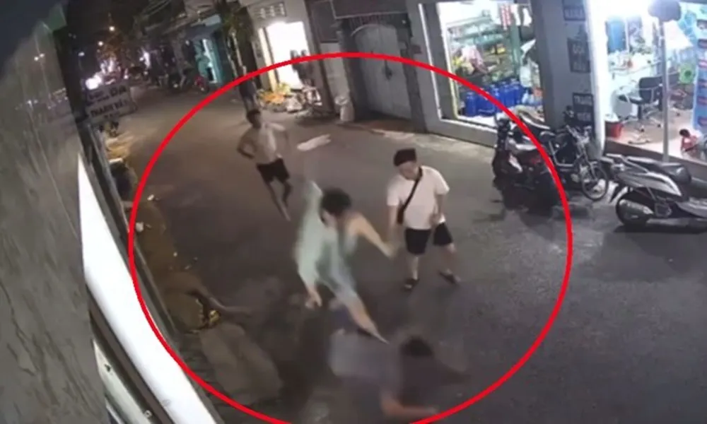 TPHCM: Triệu tập 2 thanh niên hành hung người đàn ông giữa đường