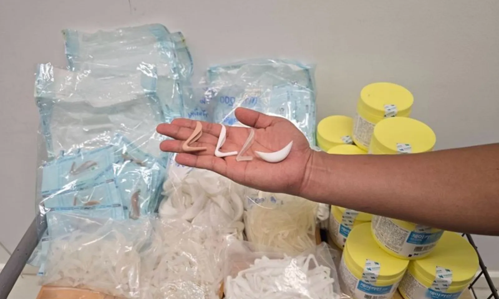 Thái Lan thu giữ hàng chục ngàn miếng nâng mũi, độn cằm bất hợp pháp