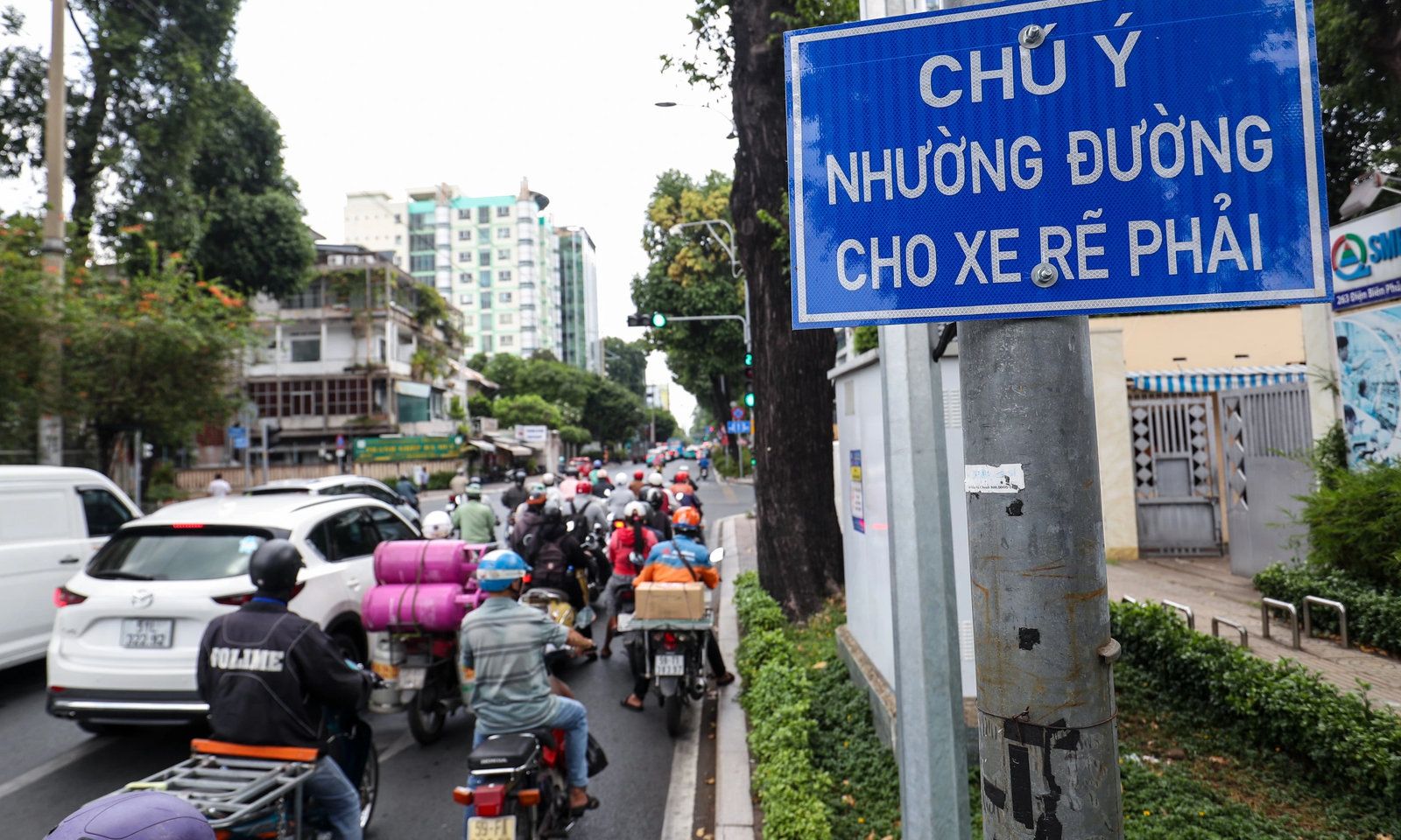 Biển “chú ý nhường đường cho xe rẽ phải” có bắt buộc không? 