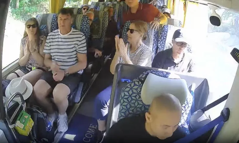 Video clip: Tài xế thắng gấp tránh xe tải lấn làn trên đường đèo