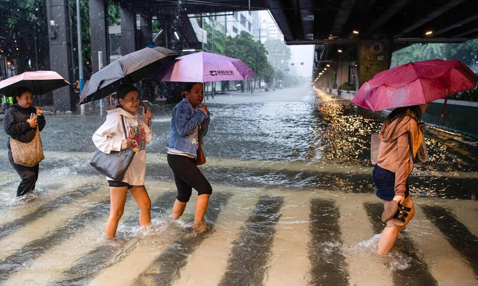Sân bay Hồng Kông sẽ đóng cửa trong 36 giờ vì siêu bão Ragasa