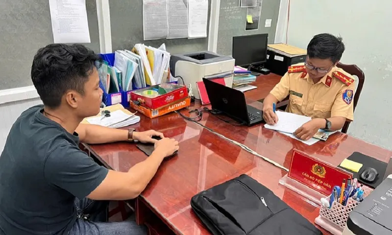 Dân mạng quay clip, tài xế xe bán tải chạy nửa vời bị phạt nặng 