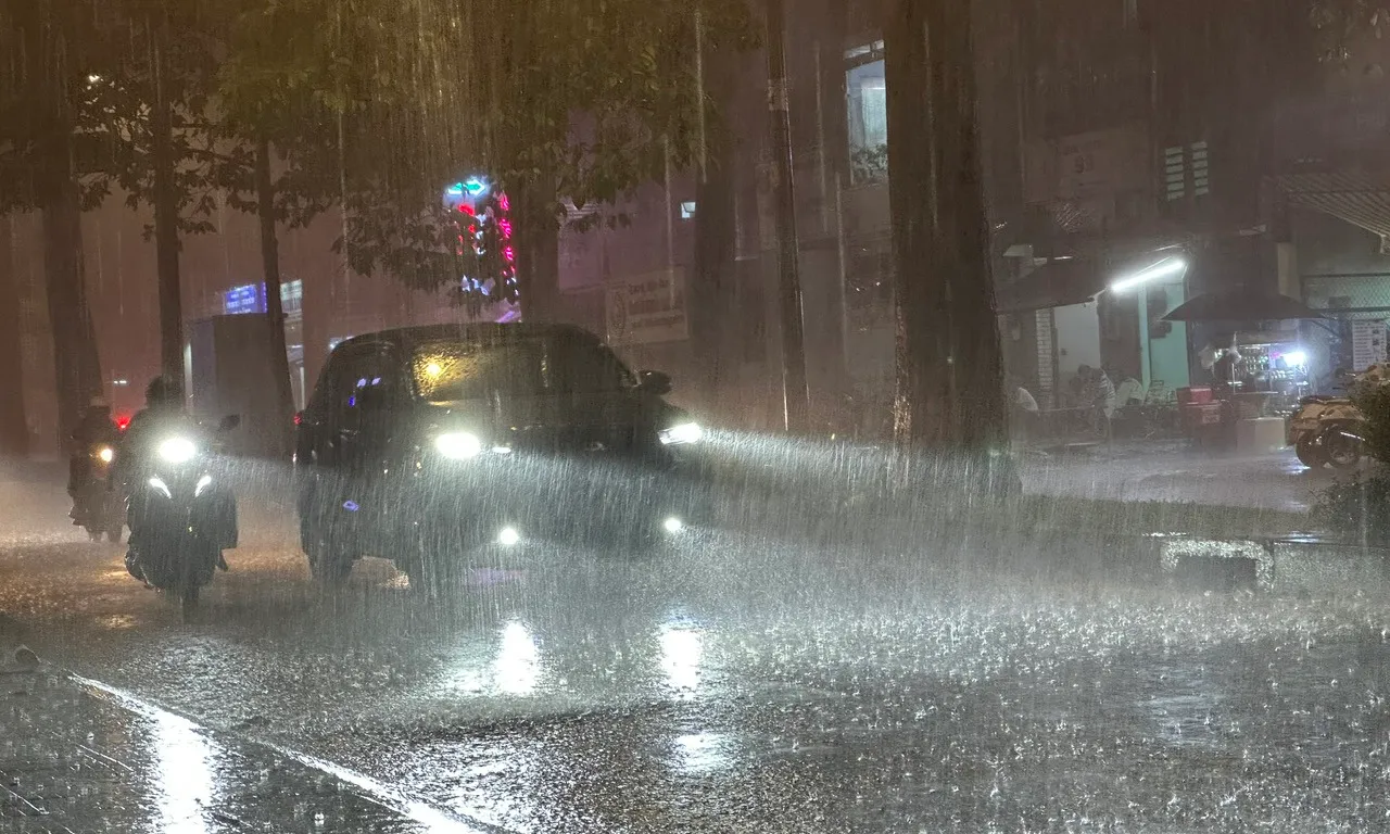 TPHCM: Mưa dông diện rộng tối 23/9 gây ngập cục bộ, giao thông gặp khó khăn