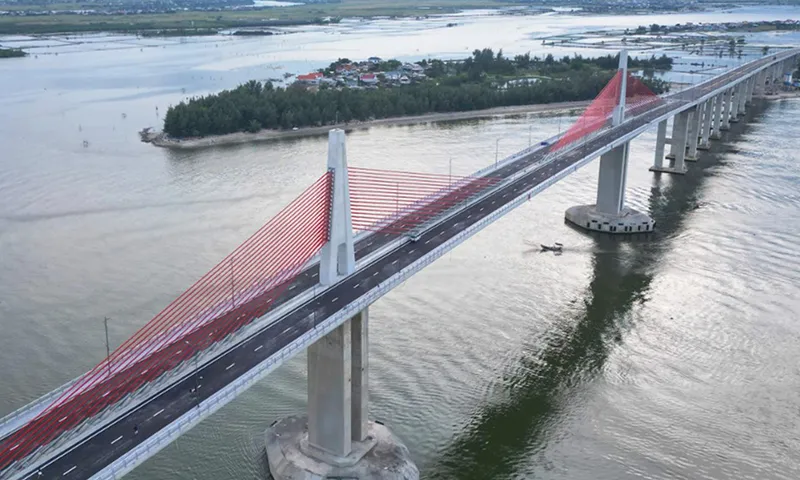 Sắp thông xe cầu Thuận An, cầu vượt biển dài nhất miền Trung