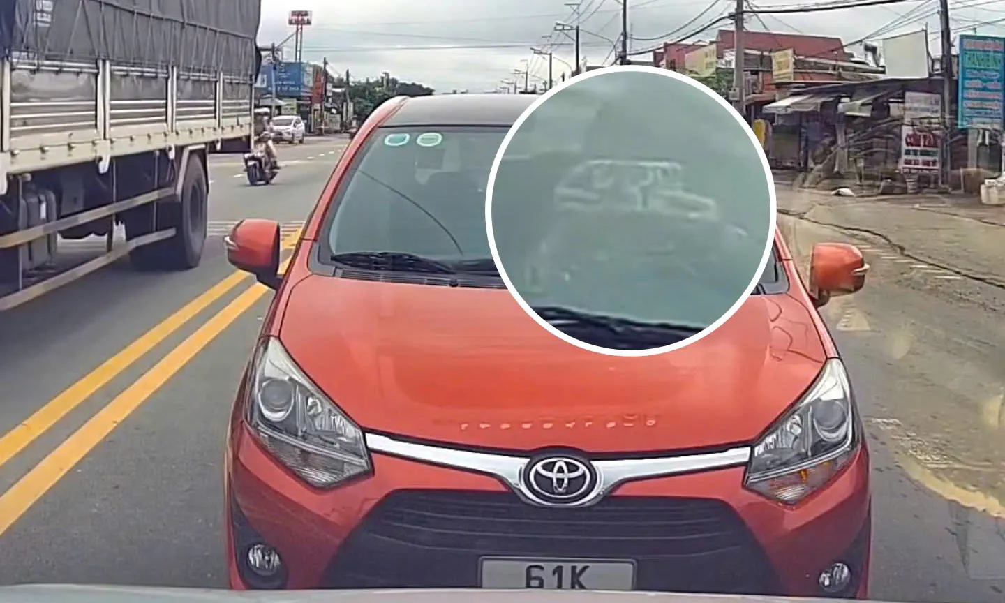 Video clip: Nữ tài xế chạy ngược chiều gây bức xúc cộng đồng mạng