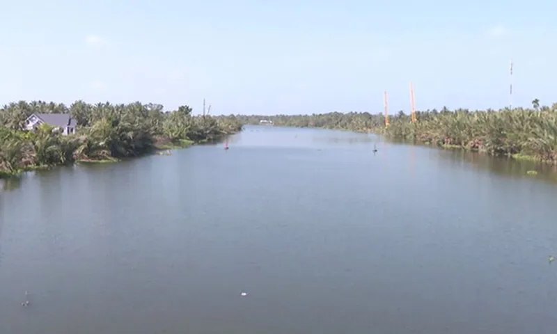 Công trình hồ chứa nước ngọt dọc bờ sông Láng Thé