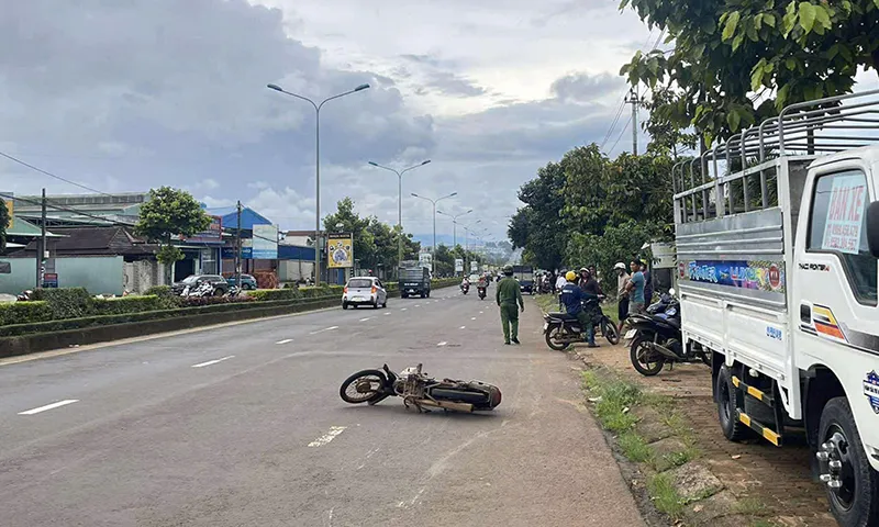 Hai xe máy va chạm rồi đâm vào xe tải đang đậu, 2 người thương vong