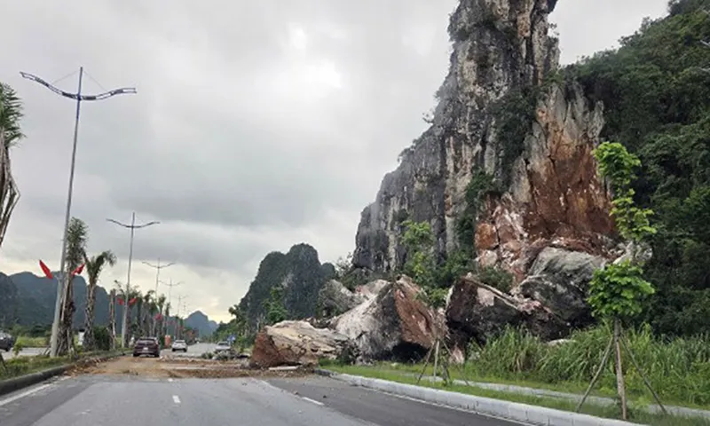 Tảng đá lăn từ núi xuống chiếm 1 làn đường ven biển Hạ Long - Cẩm Phả
