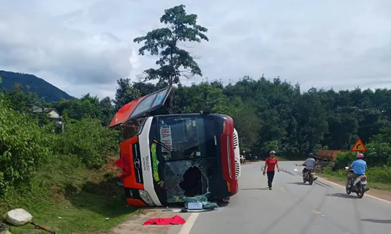 Ô tô khách lật ngang trên đường Hồ Chí Minh 