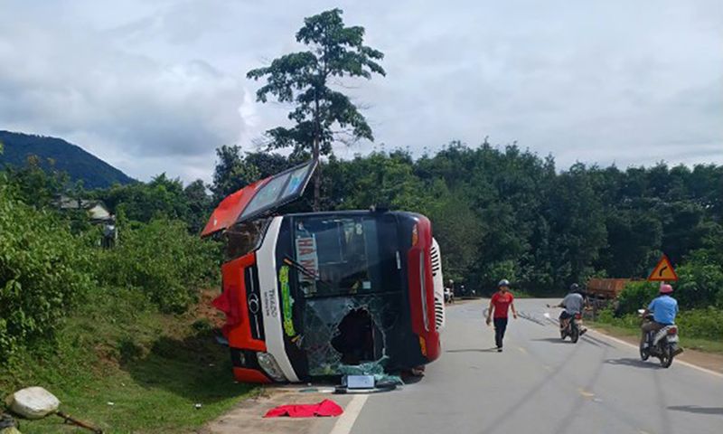 Ô tô khách va chạm xe đầu kéo lật ngang trên đường Hồ Chí Minh