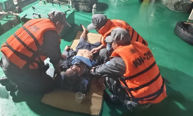 Kịp thời cấp cứu ngư dân ngộ độc nặng trên biển 