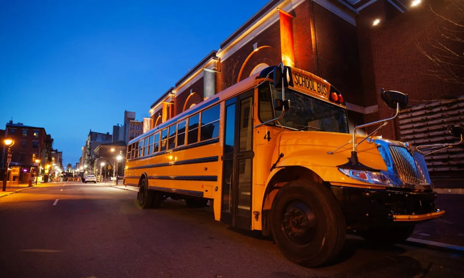 Tài xế bị bắt vì biến xe buýt thành lò nướng, đe dọa nấu chín học sinh