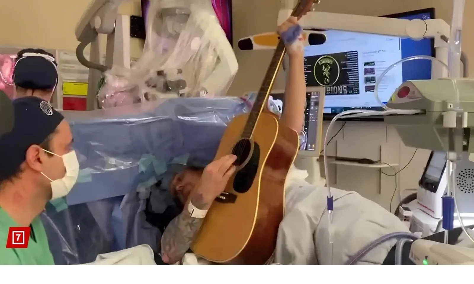 Anh: Người đàn ông chơi guitar trong lúc mổ não