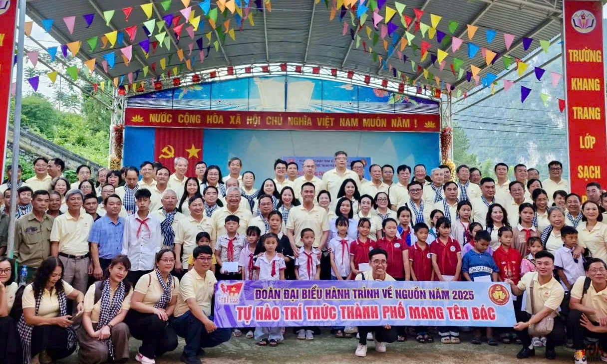 doan-dai-bieu-tri-thuc-tphcm-chup-anh-luu-niem-cung-hoc-sinh-va-ba-con-ngheo-tai-xa-nguyen-hue_20250923235457