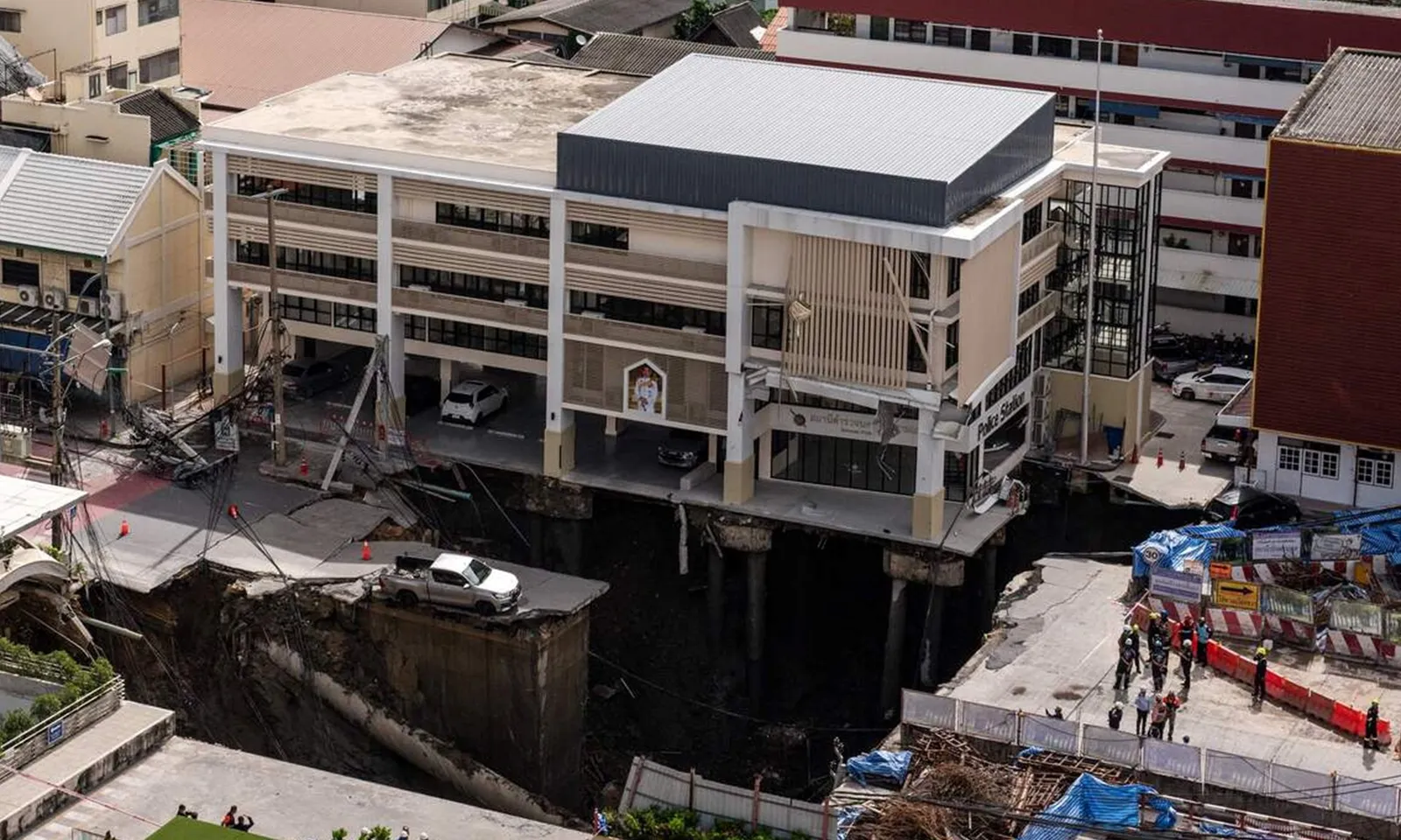 Xuất hiện hố tử thần khổng lồ, đường kính 30m tại thủ đô Thái Lan