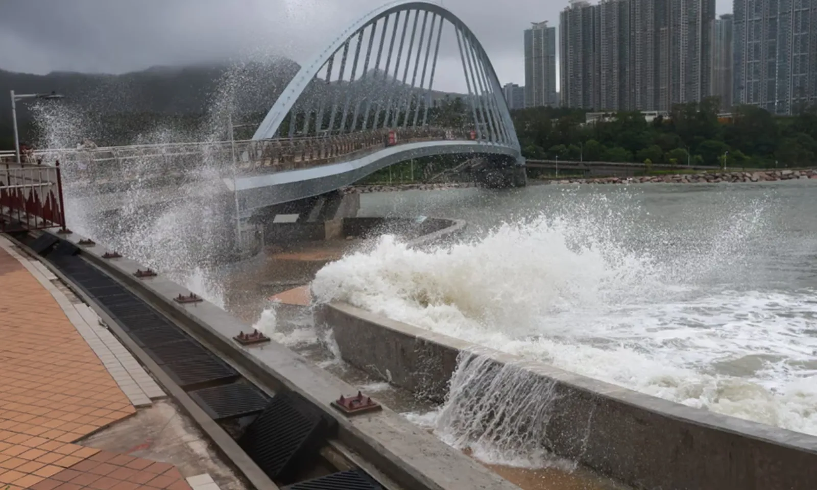 Các hãng hàng không khẩn cấp sơ tán máy bay khỏi Hồng Kông để tránh siêu bão Ragasa  