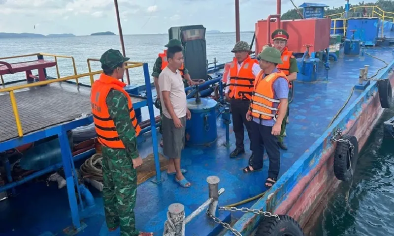 Lực lượng chức năng kêu gọi tàu thuyền tránh trú bão - Ảnh T