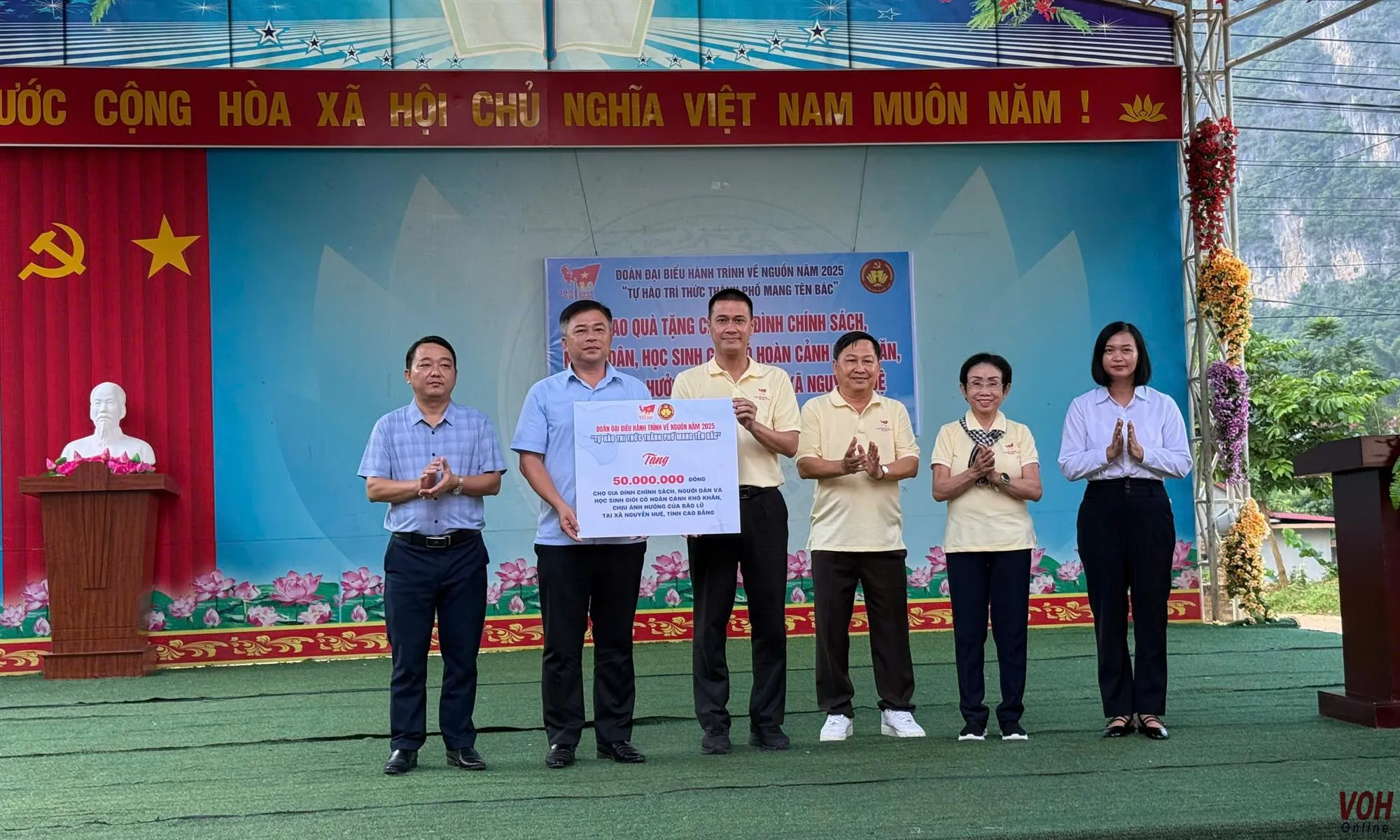 ong-nguyen-viet-long-pho-truong-ban-tuyen-giao-va-dan-van-thanh-uy-thanh-pho-ho-chi-minh-truong-doan-cua-hanh-trinh-ve-nguon-trao-bang-tuong-trung-cho-dai-dien-ubnd-xa-nguyen-hue_20250923235212