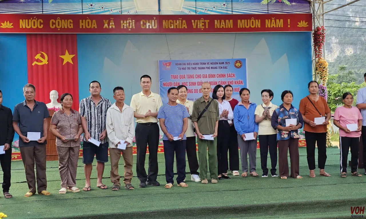 ​​​​​​​Đoàn đại biểu trí thức TP thăm, tặng quà cho bà con nghèo và học sinh khó khăn tại Cao Bằng