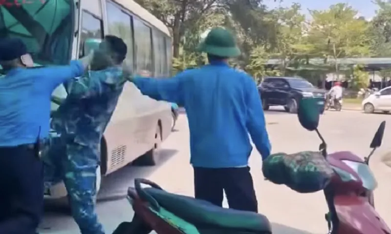 Khởi tố 3 bảo vệ đánh người lái xe ôm trước sảnh bệnh viện ở Lào Cai 