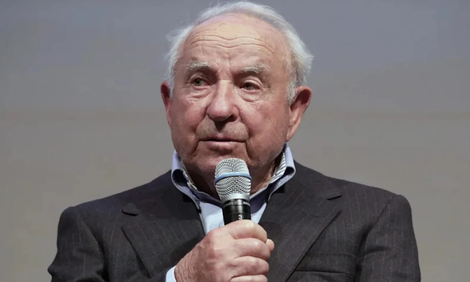 ‘Tỷ phú bụi đời’ và nỗi ám ảnh giàu sang