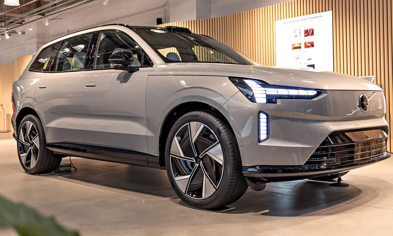 Volvo EX90 2026 nhận nâng cấp lớn: chip mới, sạc nhanh 800V và thêm tính năng an toàn