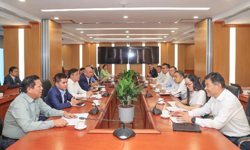 Bộ trưởng Bộ Xây dựng Trần Hồng Minh tiếp và làm việc với ông Vương Kỳ Phong - Chủ tịch Tập đoàn cao tốc Sơn Đông (Trung Quốc) 