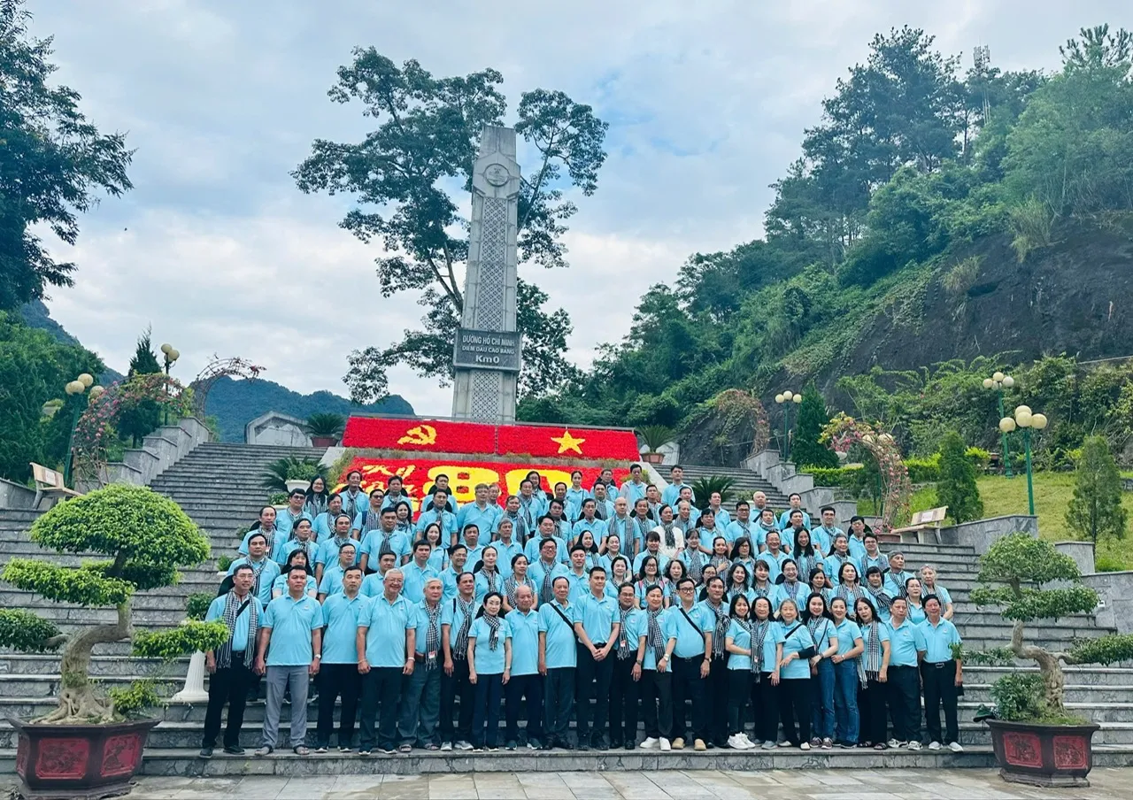 doan-dai-bieu-chup-anh-luu-niem-tai-khu-di-tich-quoc-gia-dac-biet-pac-po_20250925032010