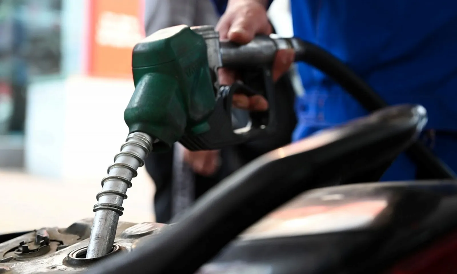 Giá xăng giảm hơn 300 đồng từ chiều 25/9