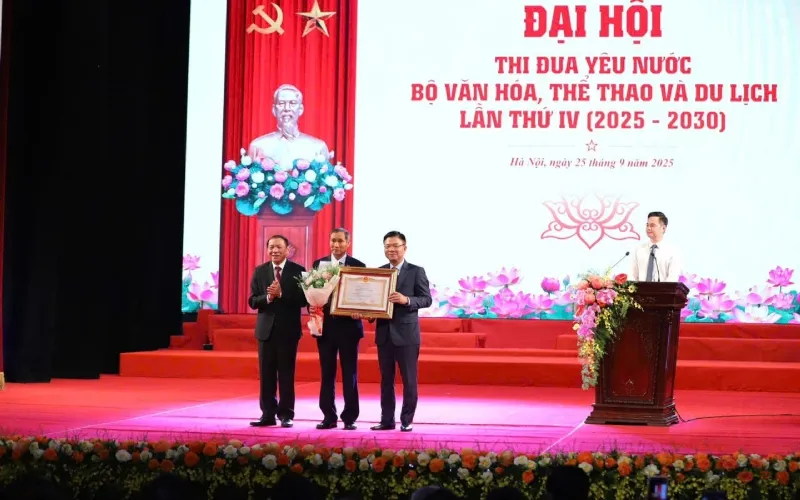 Phó Thủ tướng Lê Thành Long, Bộ trưởng Bộ VHTTDL Nguyễn Văn Hùng trao danh hiệu Anh hùng Lao động và hoa cho HLV Mai Đức Chung. Ảnh: Cổng TTĐT Bộ VHTTDL.