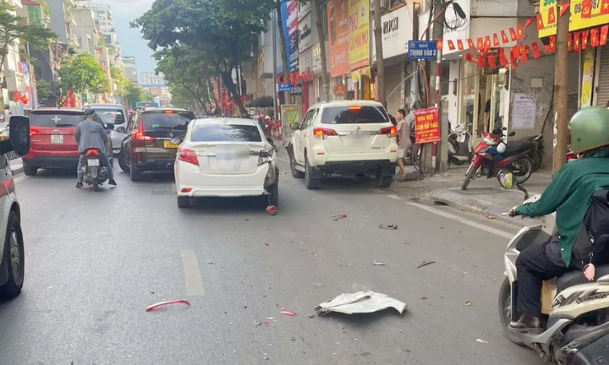 Hà Nội: Ô tô gây tai nạn liên hoàn, 4 người nhập viện