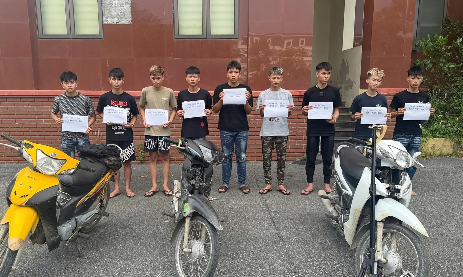 Nhóm thanh thiếu niên mang hung khí gây rối, dẫn đến tai nạn giao thông nghiêm trọng