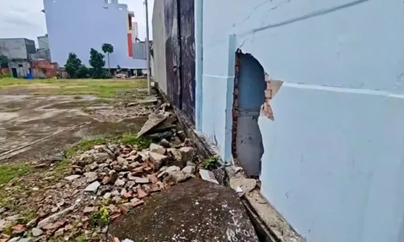 Chiếc xe Taxi mất lái, đâm thủng tường nhà dân