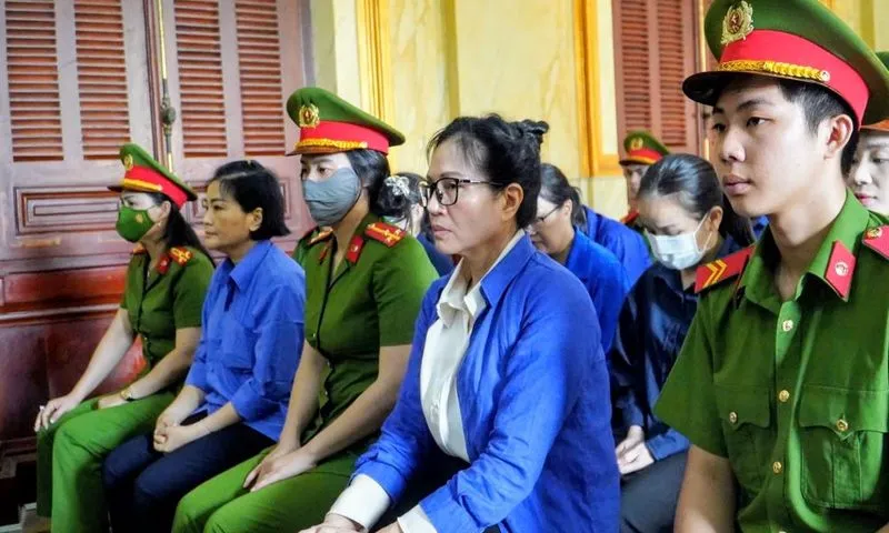Cựu Tổng giám đốc SJC Lê Thúy Hằng và 15 đồng phạm hầu tòa