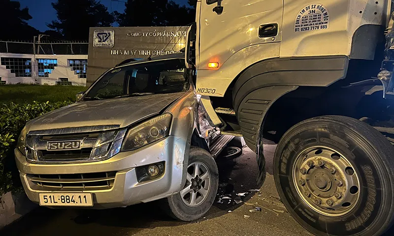 Xe bồn loạng choạng đâm xe máy và xe bán tải, nghi tài xế đột tử trong lúc lái xe