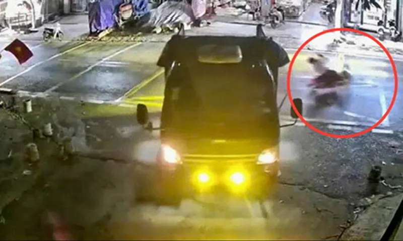 Clip: Xe tải lùi ẩu, đẩy xe máy ngã suýt bị xe ô tô cán